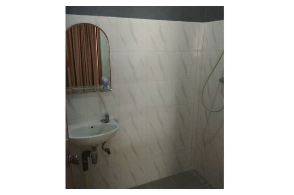 Classic Room | Bathroom | Free toiletries, hair dryer, towels