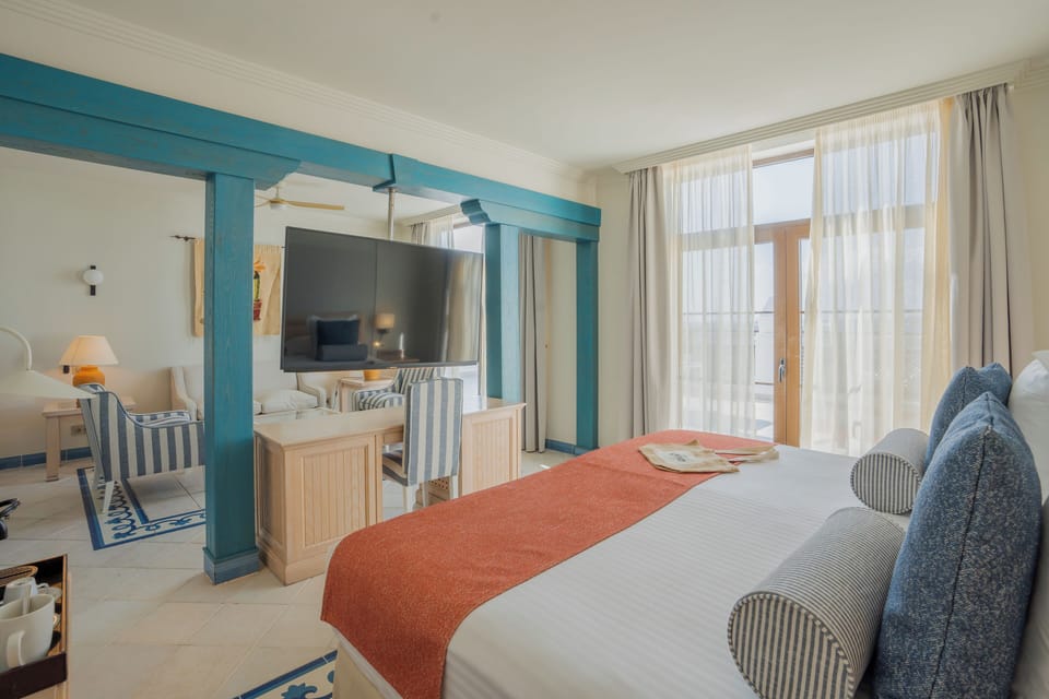 Junior Suite, Sea View (Club, only adults) | Minibar, in-room safe, desk, laptop workspace