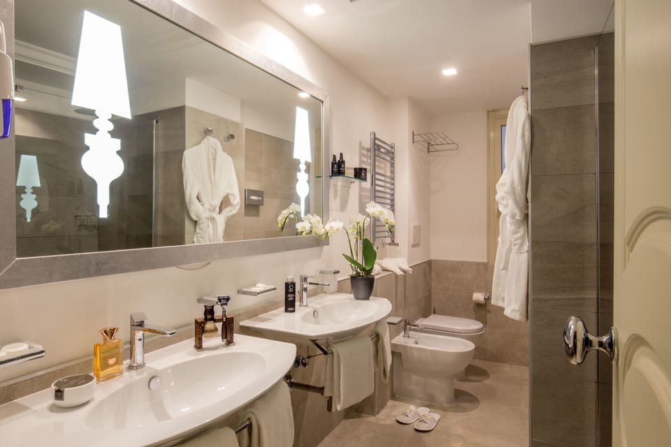 Executive Double Room, 1 King Bed | Bathroom | Combined shower/tub, rainfall showerhead, free toiletries, hair dryer