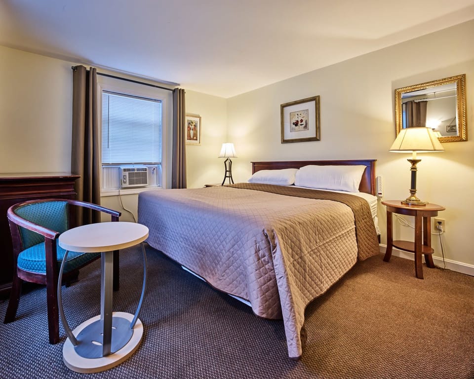 Standard Room, 1 King Bed, Non Smoking (no balcony, no view) | Free WiFi, bed sheets