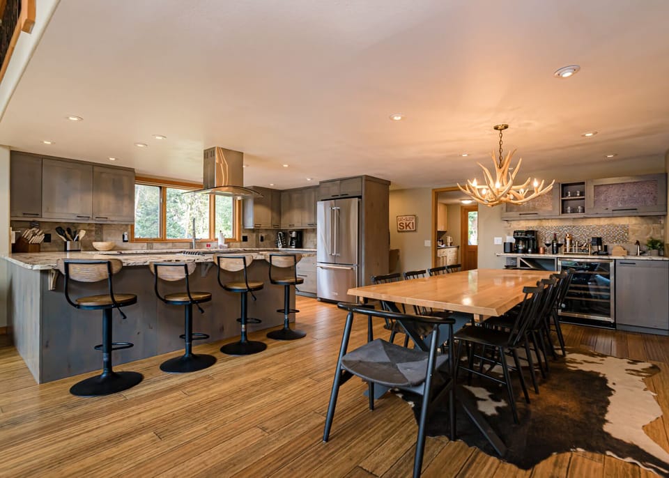 Dining for up to 16 at Dining Table and Eat-In Island