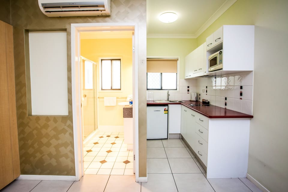 Executive Room | Private kitchenette | Coffee/tea maker, fridge