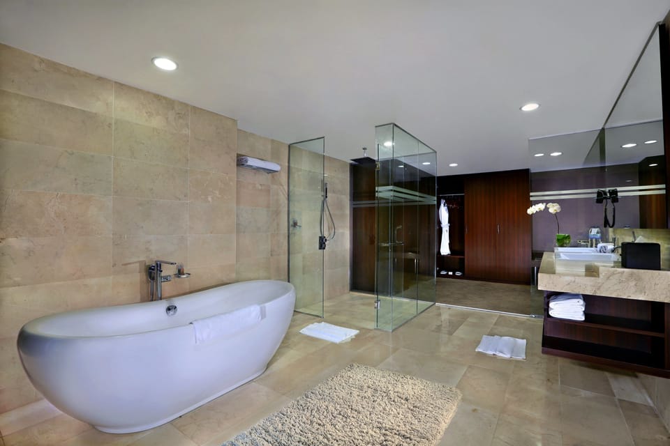President Suite | Bathroom | Hair dryer, bathrobes, towels