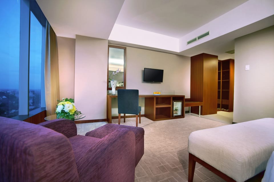 Premier Room | Minibar, in-room safe, desk, free WiFi