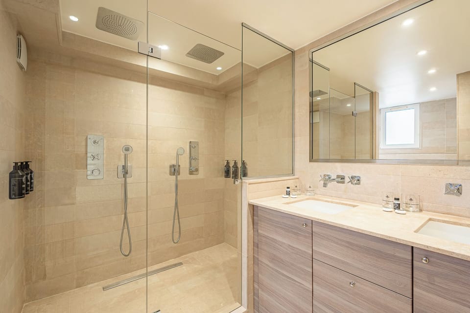 Signature Suite | Bathroom | Shower, hair dryer, towels, shampoo