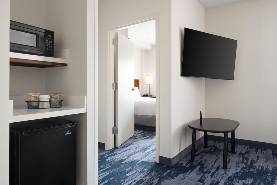 Executive Suite, 1 Bedroom | Desk, laptop workspace, blackout drapes, soundproofing