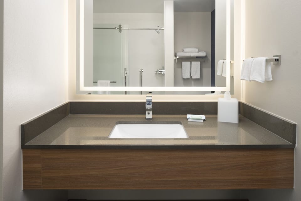 Combined shower/tub, free toiletries, hair dryer, towels