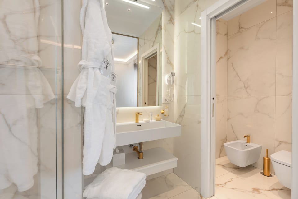 Junior Double Room, Sea View | Bathroom | Shower, rainfall showerhead, free toiletries, hair dryer