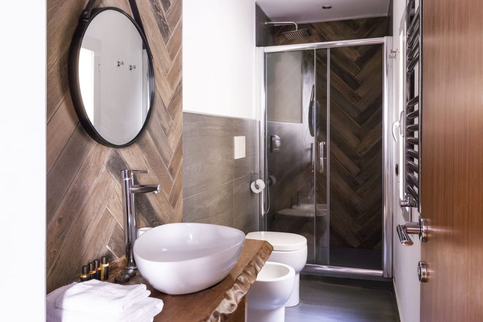 Deluxe Double Room | Bathroom | Shower, free toiletries, hair dryer, bidet
