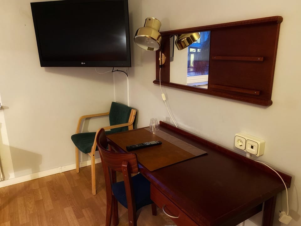 Single Room | In-room safe, desk, iron/ironing board, free cribs/infant beds