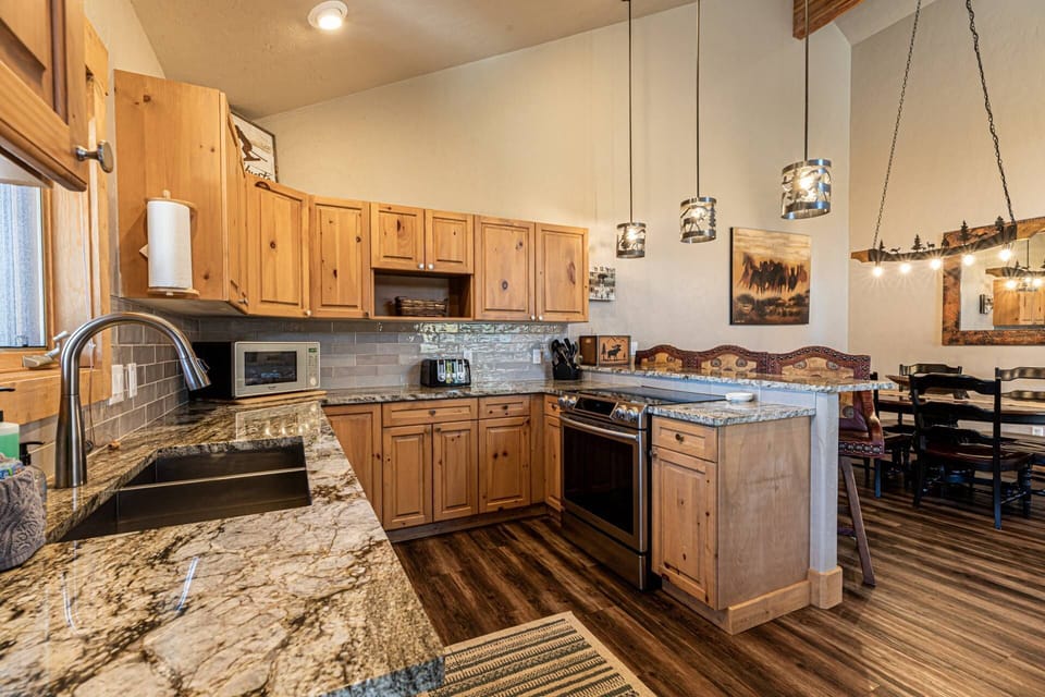 Great kitchen space, storage, appliances and counter space for a quick meal!