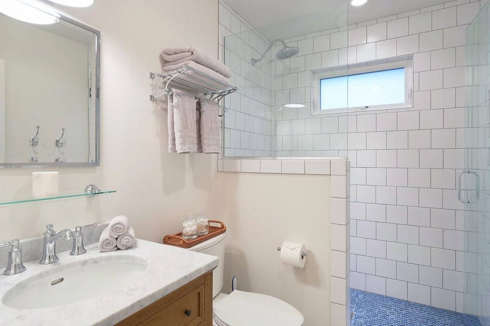 "Very nicely decorated property.  Great location in proximity to local bars and restaurants.  Unit was well supplied with everything needed." - Dave