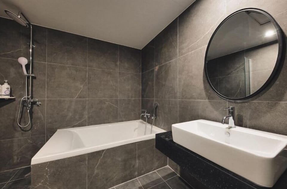 Family Room | Bathroom | Free toiletries, hair dryer, bathrobes, slippers