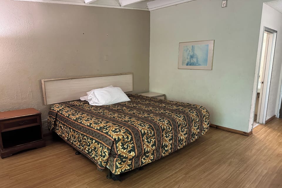 Iron/ironing board, bed sheets