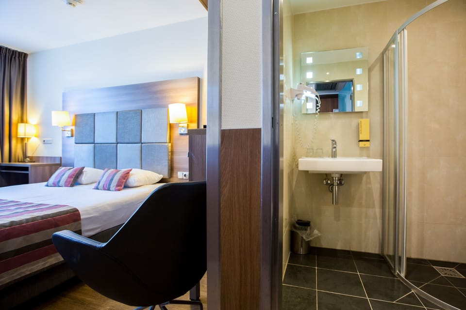 Deluxe Double Room, City View | Bathroom | Shower, rainfall showerhead, hair dryer, towels
