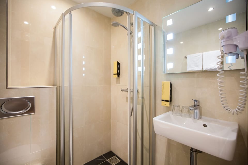 Economy Room, 1 Double Bed | Bathroom | Shower, rainfall showerhead, hair dryer, towels