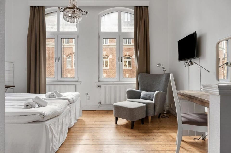 Standard Room, 2 Twin Beds, Non Smoking | Blackout drapes, iron/ironing board (on request), WiFi (free)