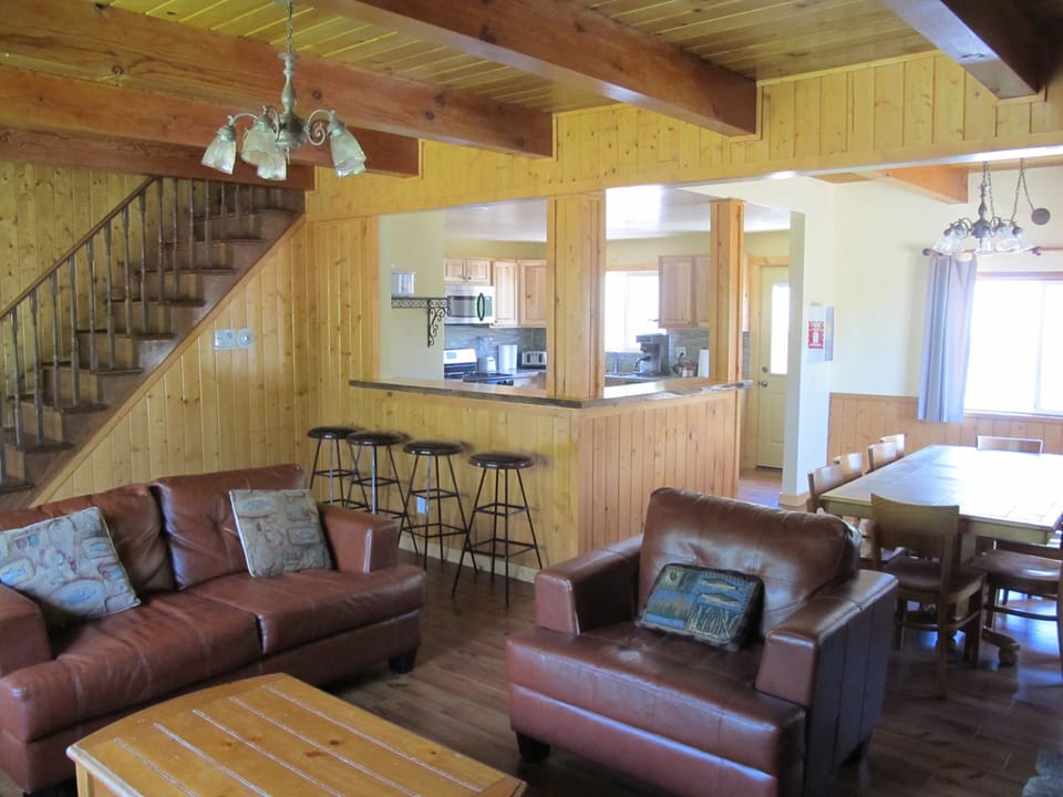 Yosemite, Deluxe House, 4 Bedrooms, 2 Bath (King, 6 Queens, 2 Doubles, 6 Twins, Sleeps 24) | Individually furnished, free WiFi