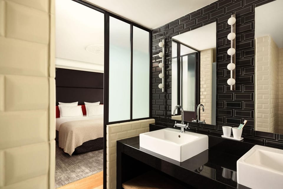 Studio d'Artiste | Bathroom | Eco-friendly toiletries, hair dryer, towels, soap