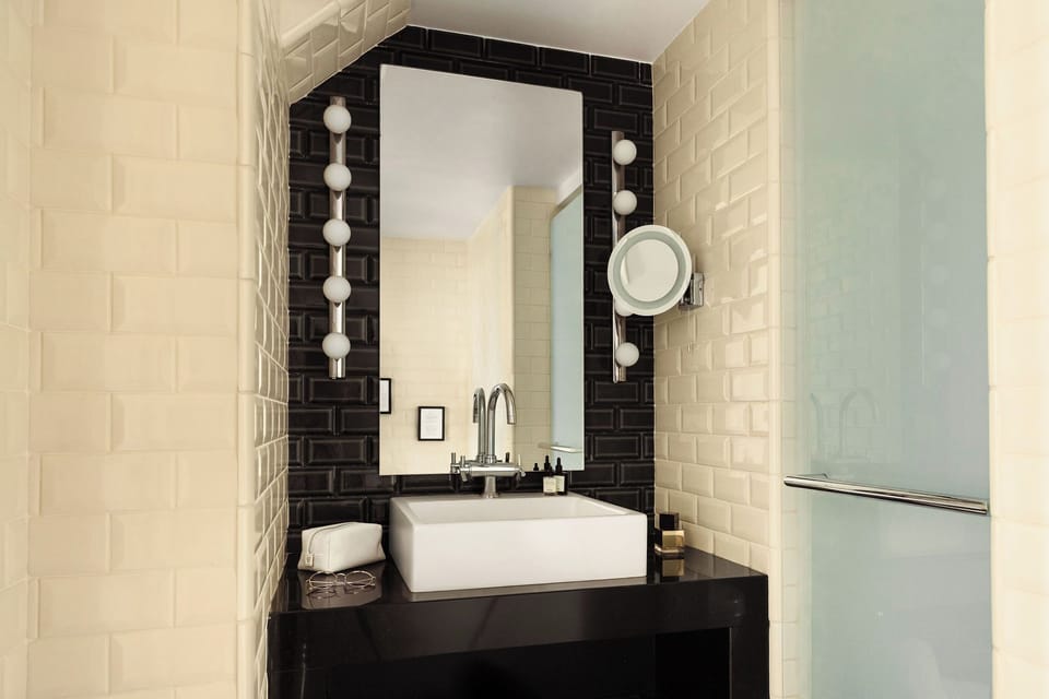 Classic Room with Balcony | Bathroom | Eco-friendly toiletries, hair dryer, towels, soap