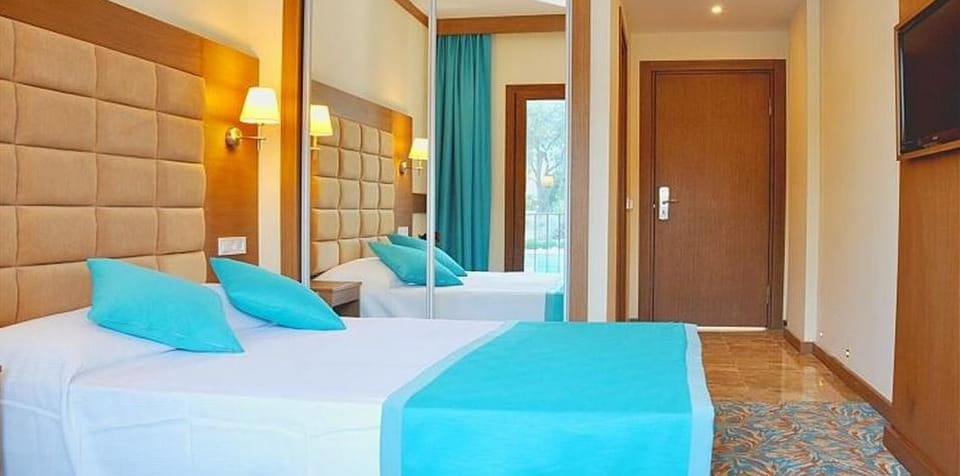 Standard Double Room, Pool Access | Minibar, in-room safe, WiFi (free), bed sheets