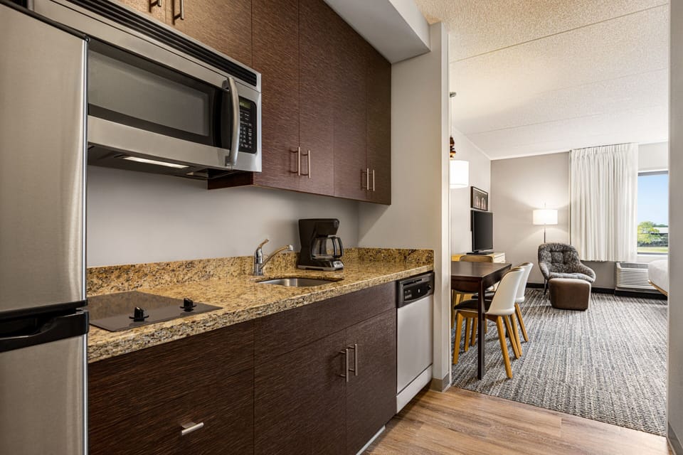 Full-size fridge, microwave, stovetop, dishwasher