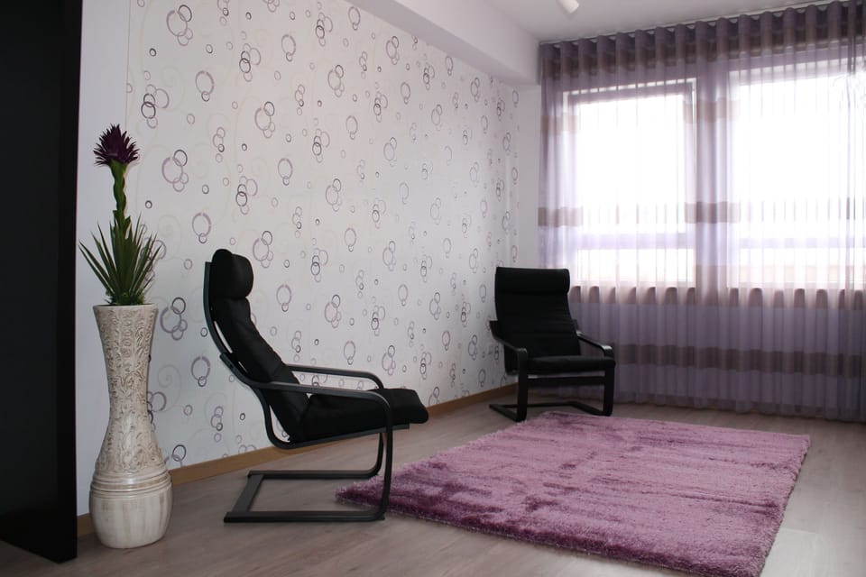 45-cm LCD TV with cable channels, TV