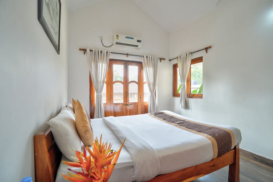 Premium Studio Suite | Laptop workspace, bed sheets