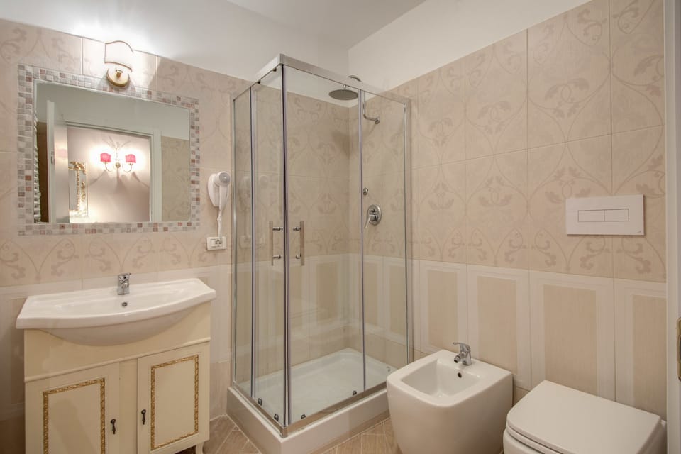 Shower, rainfall showerhead, free toiletries, hair dryer