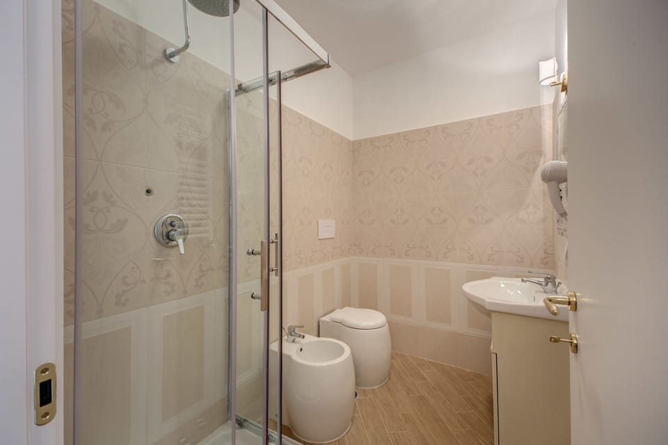 Shower, rainfall showerhead, free toiletries, hair dryer