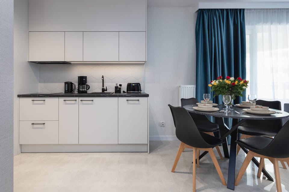 Kitchenette with plenty of kitchen utensils and dishes. 