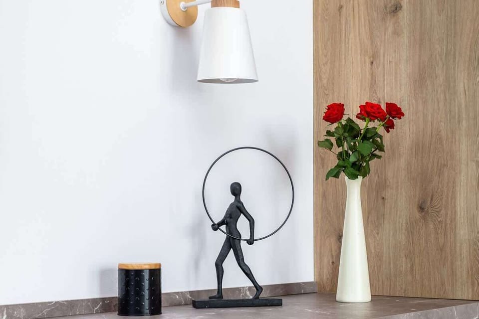 Decorative details in the apartment. 