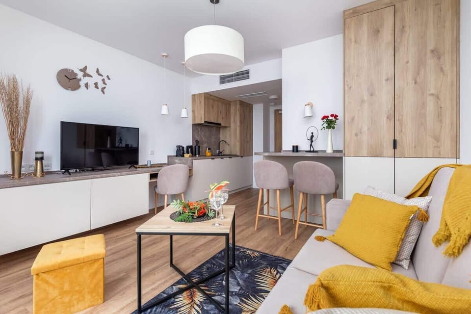 Spacious living room with full equipment. 