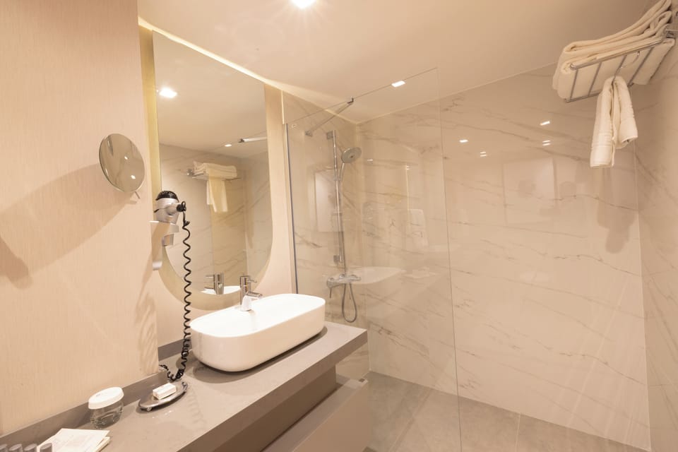 Combined shower/tub, rainfall showerhead, free toiletries, hair dryer