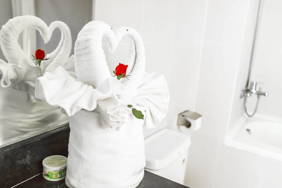 Honeymoon Suite, 1 King Bed, Non Smoking, Beach View | Bathroom | Free toiletries, hair dryer