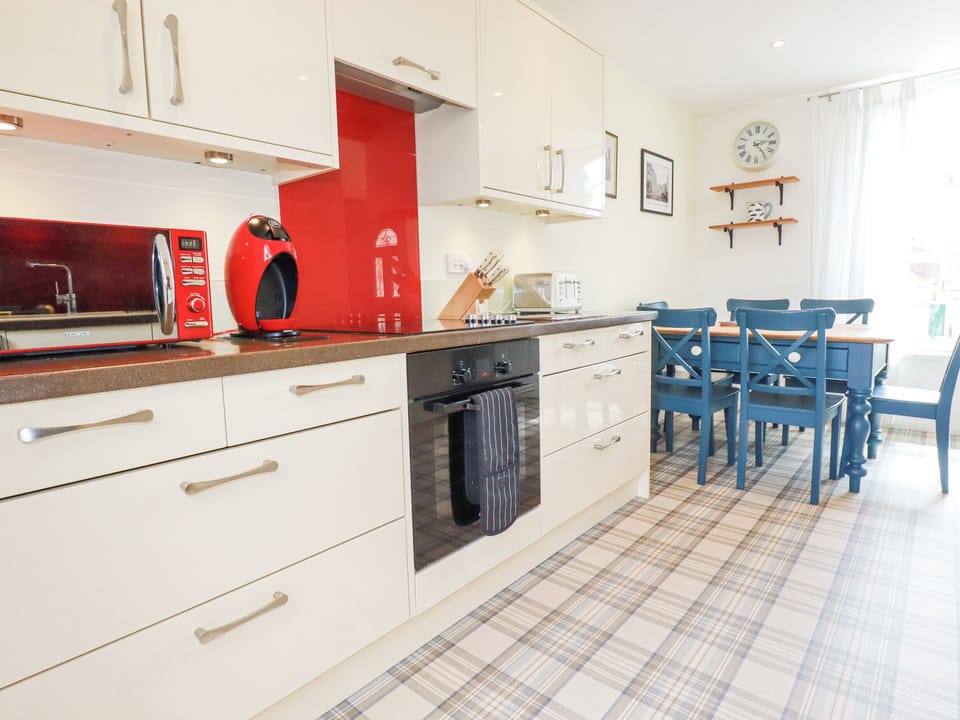 Cottage | Private kitchen | Fridge, dishwasher, cookware/dishes/utensils