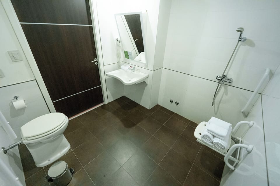 Standard Room, Mobility Accessible | Bathroom | Shower, free toiletries, hair dryer, bidet