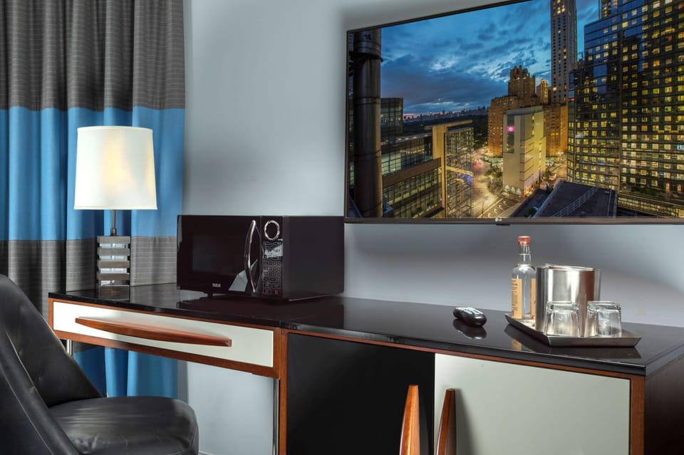 Deluxe Room, 1 Queen Bed | Premium bedding, pillowtop beds, minibar, in-room safe