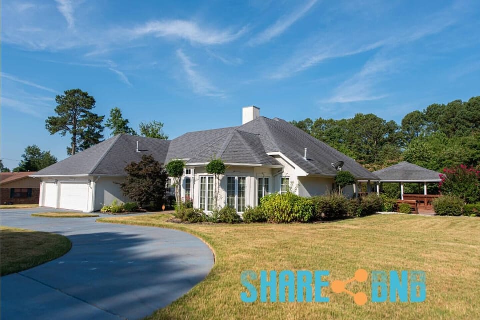 The house is immersed in a picturesque and friendly lakefront area.