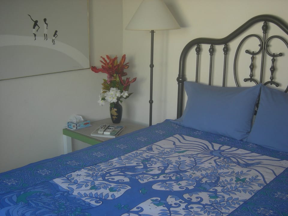 Suite, Garden View (Private Bathroom) | In-room safe, laptop workspace, free WiFi, bed sheets