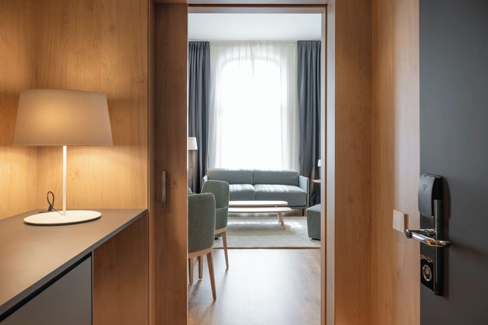 Suite | Minibar, in-room safe, desk, laptop workspace