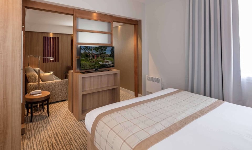 Suite, 1 King Bed, Non Smoking (with Sofabed) | Premium bedding, Select Comfort beds, in-room safe, desk