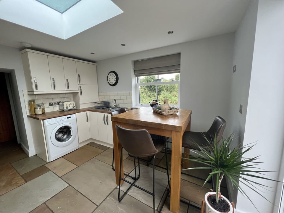 Cottage | Private kitchen | Fridge, microwave, oven, stovetop