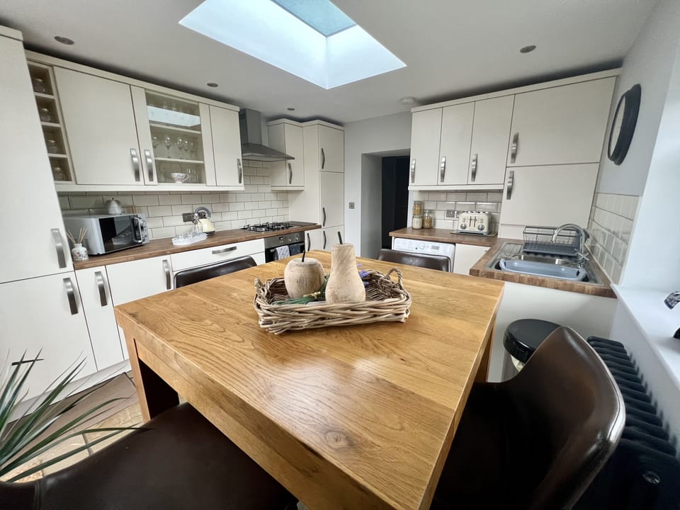 Cottage | Private kitchen | Fridge, microwave, oven, stovetop