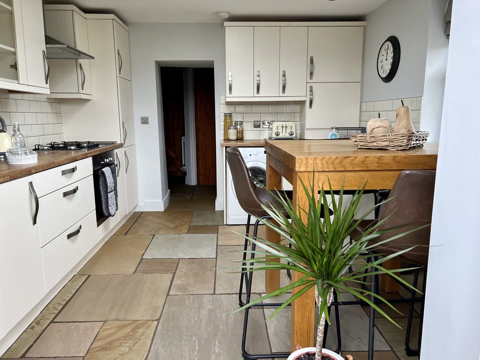 Cottage | Private kitchen | Fridge, microwave, oven, stovetop