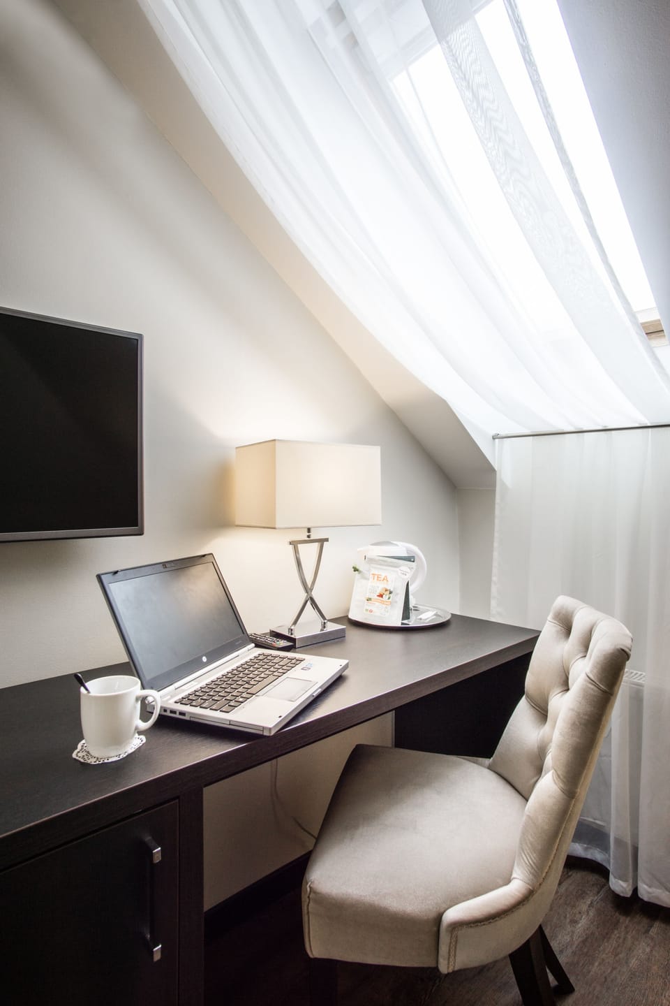 Single Room | Minibar, in-room safe, desk, iron/ironing board