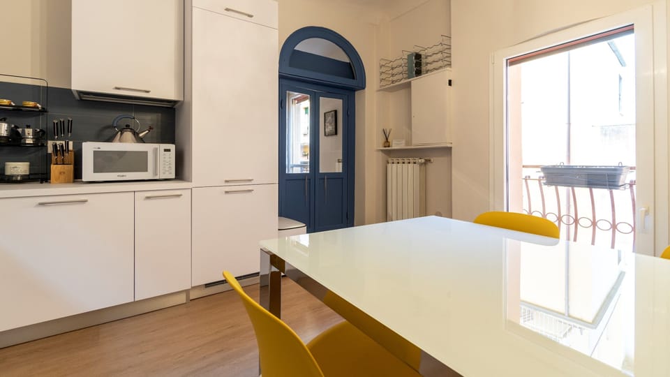 Apartment (2 Bedrooms) | Private kitchen | Fridge, microwave, oven, stovetop