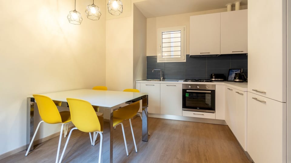 Apartment (2 Bedrooms) | Private kitchen | Fridge, microwave, oven, stovetop