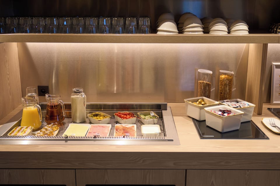 Daily continental breakfast (EUR 22 per person)