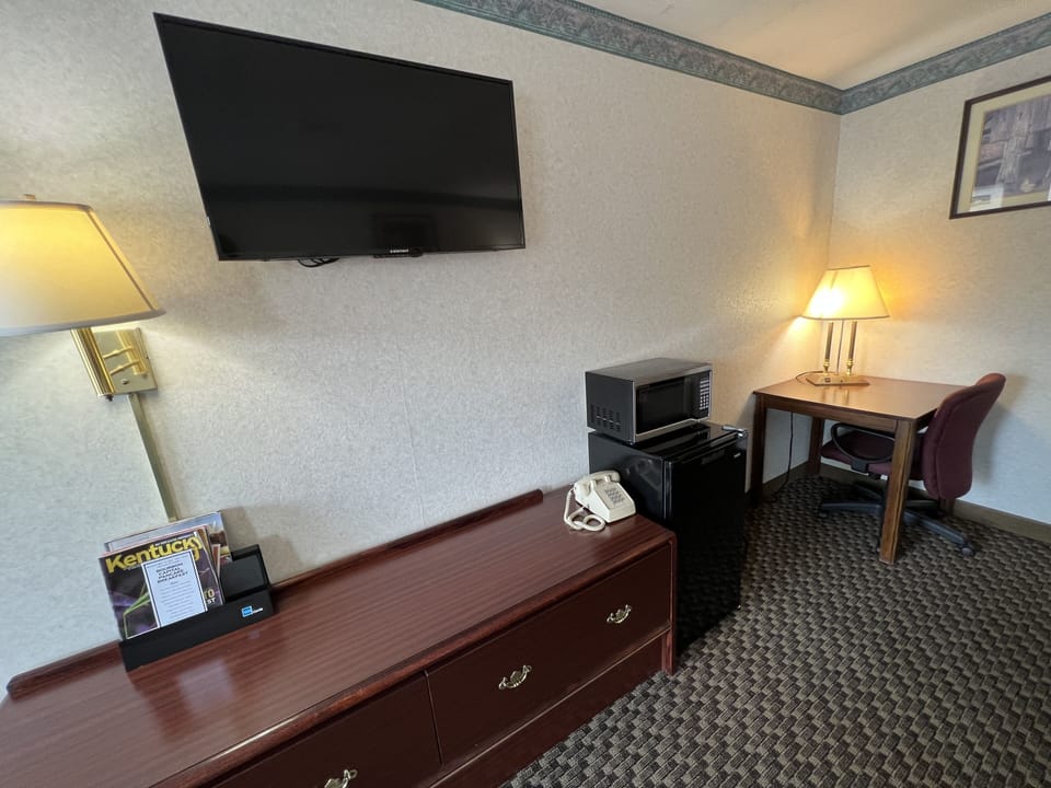 Standard Room, 1 King Bed | Desk, free WiFi, bed sheets